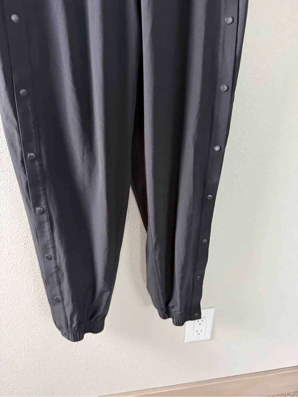 Lululemon Tear-Away Mid-Rise Track Pant Black Full Length Snaps Women’s Size 8